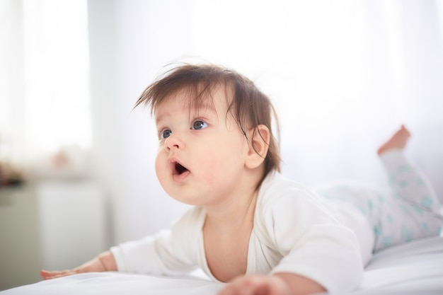 Il piccolo bambino giace sul letto