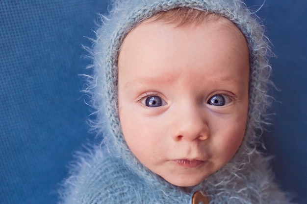 Il piccolo bambino giace sul letto