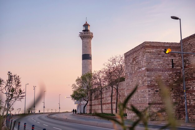 Il più grande faro di Istanbul vicino alla riva e alla strada