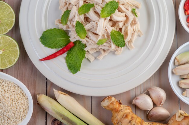 Il pollo bordato viene cotto e posto in un piatto bianco insieme a foglie di menta.