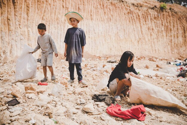 Il povero bambino nella discarica guarda con speranza