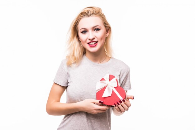 Il primo piano della femmina sorridente che tiene il cuore rosso ha modellato il giftbox