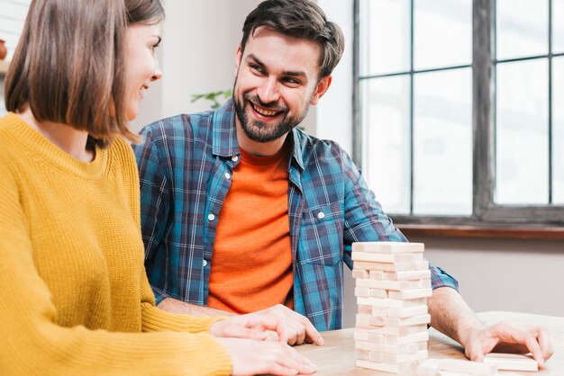 Il primo piano delle coppie che gioca il blocco che impila il gioco a casa