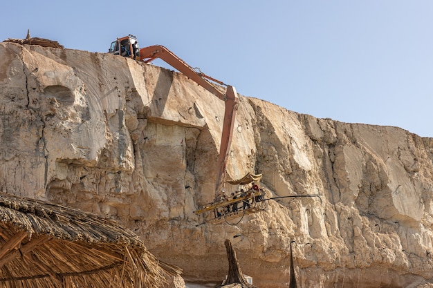 Il processo di estrazione di rocce da una scogliera in Egitto.