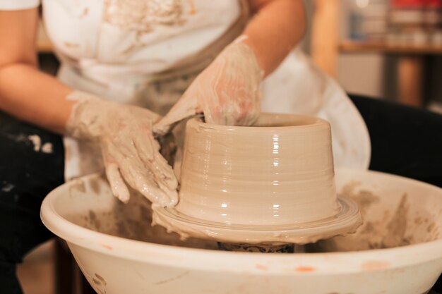 Il processo di formare vasi con argilla