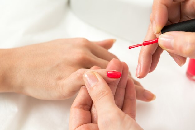 Il processo di manicure ha sparato