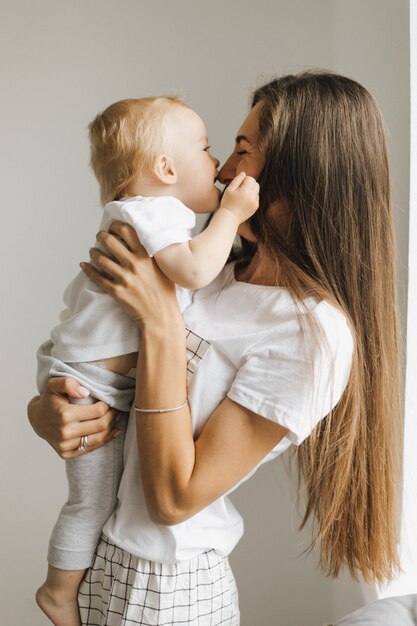 Il ragazzino bacia sua madre