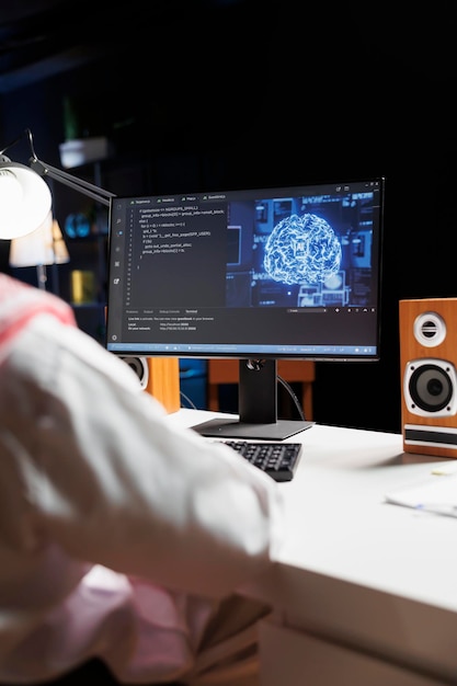 Il ragazzo arabo utilizza l'intelligenza artificiale sul computer desktop