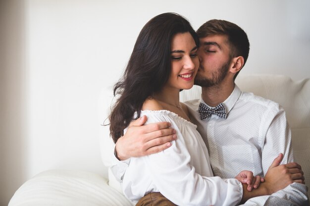 Il ragazzo baciare la sua ragazza sulla guancia