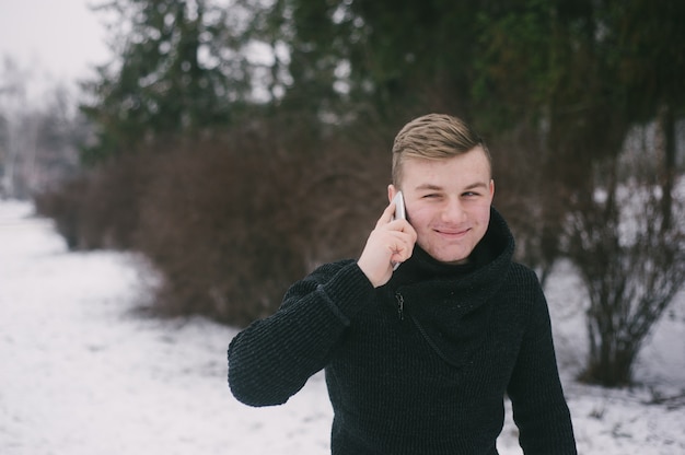 il ragazzo con il telefono