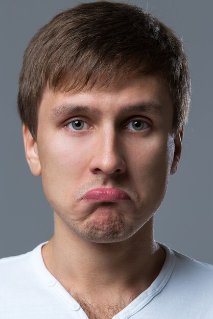 Il ragazzo con la testa grande fa impazzire le emozioni del viso