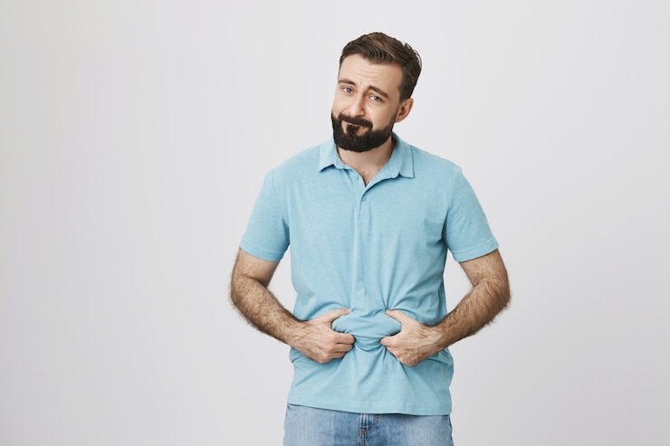 Foto gratuito il ragazzo cupo ha bisogno di perdere peso, mostrando la pancia grassa