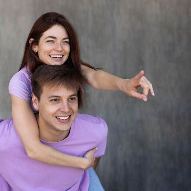 Il ragazzo e la ragazza sono affettuosi all'aperto