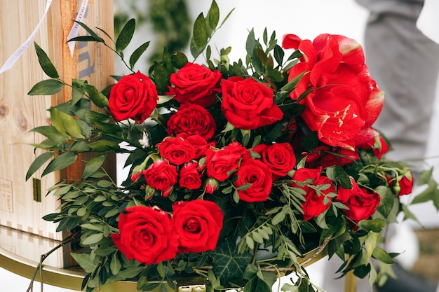 Il ricco bouquet fatto di rose rosse si trova all&#39;esterno