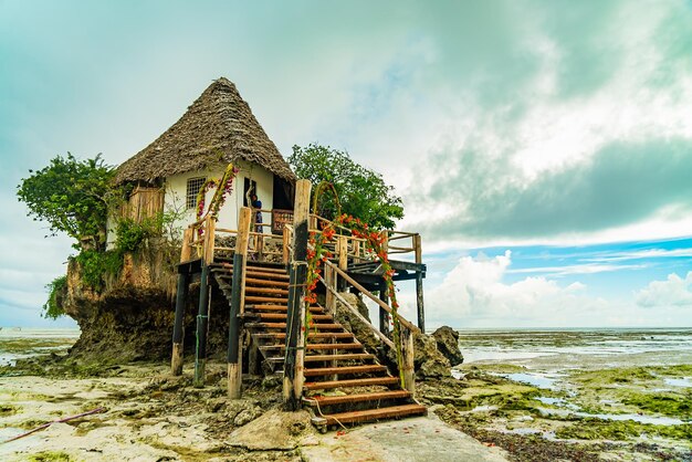 Il ristorante Rocks sulla spiaggia durante la bassa marea. Pingwe, Zanzibar, Tanzania