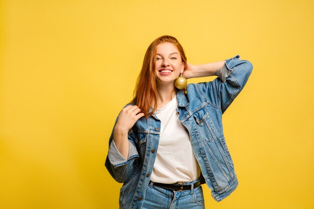 Il ritratto della donna caucasica sullo spazio giallo