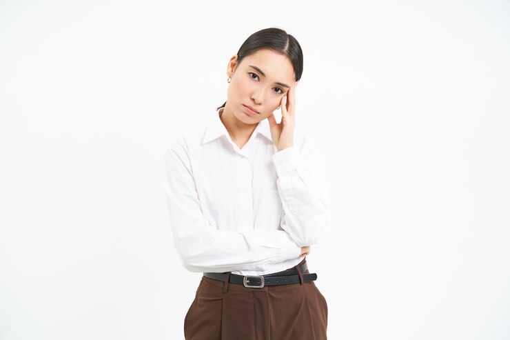 Foto gratuito il ritratto della donna coreana della donna di affari sicura con la faccia preoccupata sembra serio alla macchina fotografica bianca s