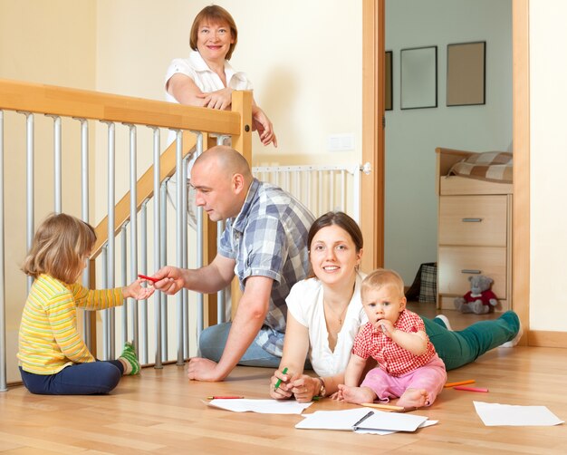 Il ritratto della famiglia di diverse generazioni felice con i bambini piccoli comunica