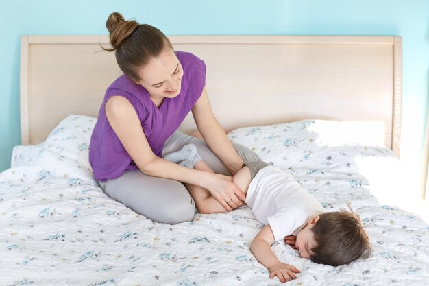 Il ritratto della madre adorabile di Yong si è vestito con indifferenza