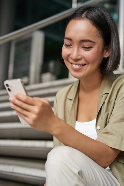 Il ritratto della ragazza asiatica prende il selfie sul cellulare Video chat sorridente della donna coreana sullo smartphone ap