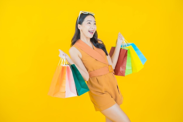 Il ritratto di bella giovane donna asiatica sorride con la borsa della spesa