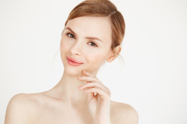 Il ritratto di bella ragazza nuda con naturale compone sorridere. Stile di vita di salute e bellezza.