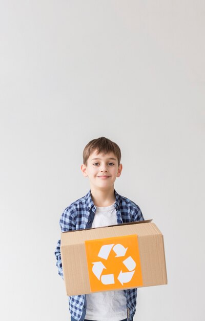 Il ritratto di giovane tenuta del ragazzo ricicla la scatola