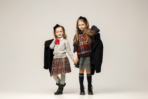 Il ritratto di moda di giovani belle ragazze adolescenti in studio