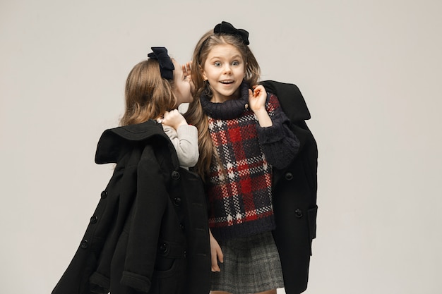 Il ritratto di moda di giovani belle ragazze adolescenti in studio