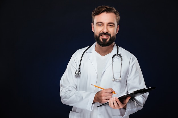 Il ritratto di un medico maschio amichevole si è vestito in uniforme