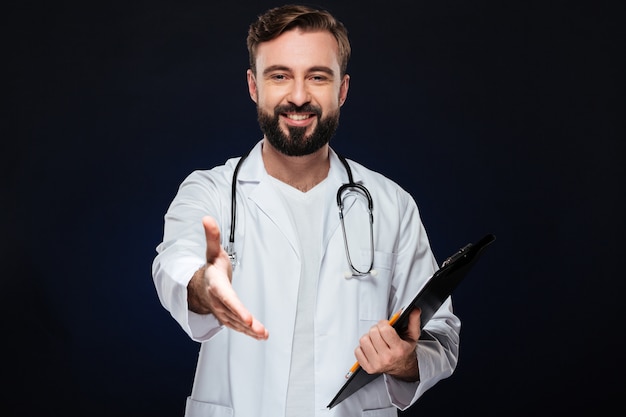 Il ritratto di un medico maschio felice si è vestito in uniforme