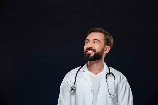 Il ritratto di un medico maschio sorridente si è vestito in uniforme