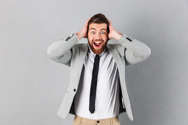 Il ritratto di un uomo d'affari emozionante si è vestito in vestito