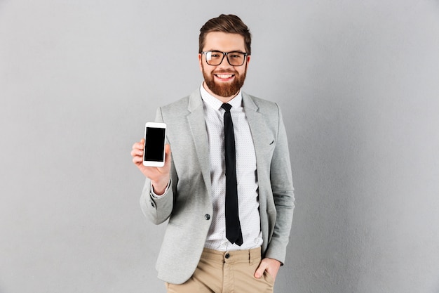 Il ritratto di un uomo d'affari sicuro si è vestito in vestito