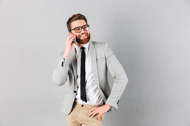 Il ritratto di un uomo d'affari sicuro si è vestito in vestito