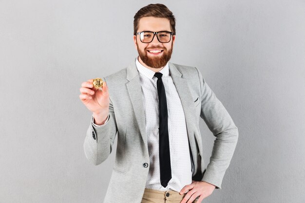 Il ritratto di un uomo d'affari sicuro si è vestito in vestito