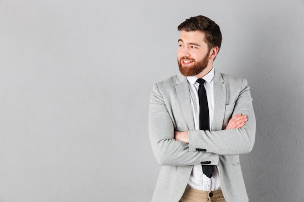 Il ritratto di un uomo d'affari sorridente si è vestito in vestito a