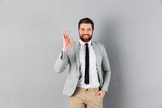 Il ritratto di un uomo d'affari sorridente si è vestito in vestito a