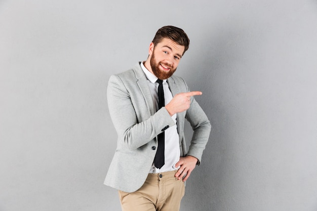 Il ritratto di un uomo d'affari sorridente si è vestito in vestito a