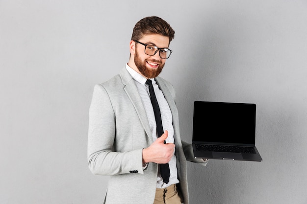 Il ritratto di un uomo d'affari sorridente si è vestito in vestito a