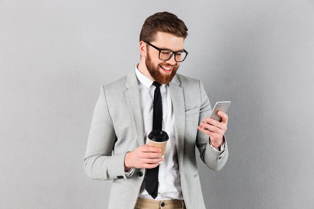 Il ritratto di un uomo d'affari sorridente si è vestito in vestito a