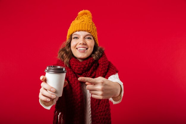 Il ritratto di una ragazza allegra si è vestito in cappello dell'inverno