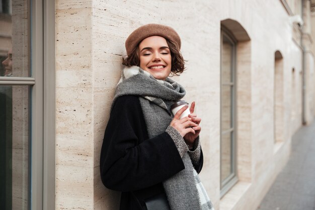 Il ritratto di una ragazza contentissima si è vestito in vestiti di autunno