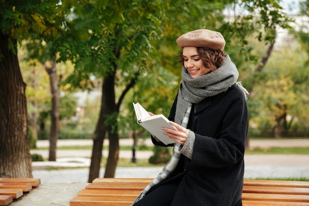 Il ritratto di una ragazza felice si è vestito in cappotto di autunno