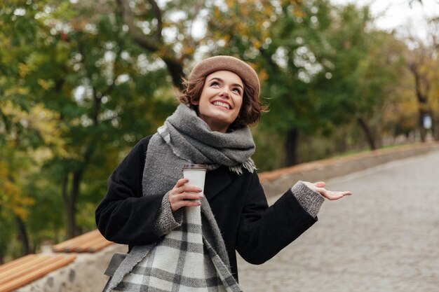 Il ritratto di una ragazza sorridente si è vestito in vestiti di autunno