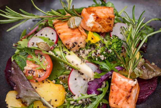 Il salmone arrostito e le erbe si chiudono su