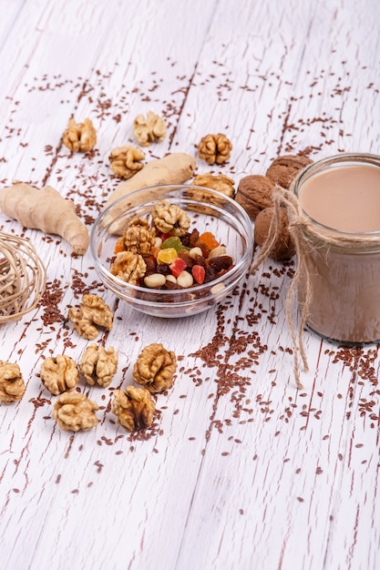 Il smoothie marrone sano con la noce e la frutta candita si trovano sul tavolo