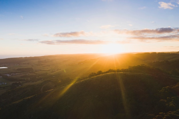 Il sole che sorge sulla montagna