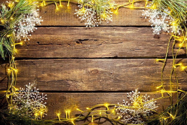 Il tavolo in legno con decorazioni natalizie con copia spazio per il testo. Concetto di mockup di Natale