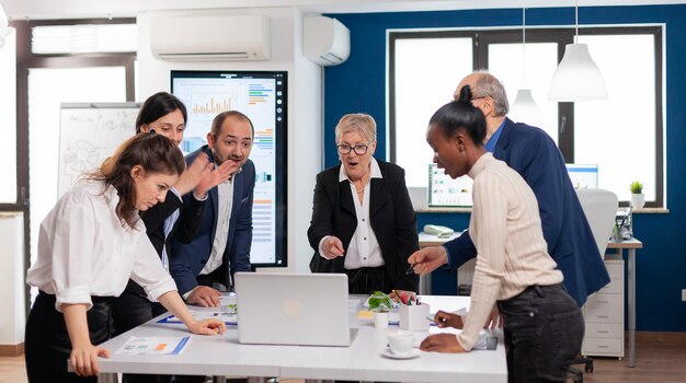 Il team di avvio misto di Victorius è felicissimo nella sala conferenze dopo un grande progetto di business